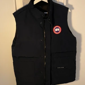 Canada goose väst - Västen är i väldigt bra skick 10/10, passar ganska slim storlek M och loose i S.  Inköpspris - ca. 7 000kr Mitt pris - 1050kr