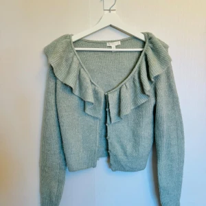 Fin cardigan  - I bra skick, från h&m i stl S. Ljusgrön pastell grön färg. 