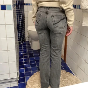 Grå jeans bootcut  -  Jag säljer dessa jeans som jag köpte på plick på grund av att de var för små för mig. De är i bra väldigt bra skick och skulle säga att stl är 36, även fast det står 38. De två första bilderna är från den gamla ägaren.