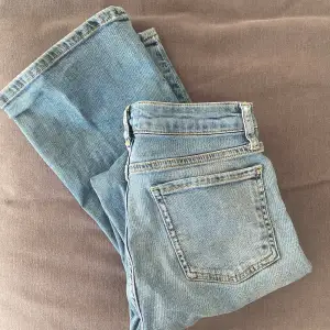Säljer mina lågmidjade bootcut jeans från zara som är totalt slutsålda (nypris 399). Säljer eftersom de är för små för mig och jag har knappt hunnit använda de, max tre gg. De är i stl 36 men är lite små i storleken.