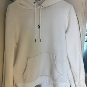 Hej! Säljer en vit Ralph lauren hoddie i storlek S men passar även Medium. Nypriset på dessa är kring 1400kr vårt pris 549, hoddien är i bra skick och har inga sorters defekter. Vid frågor och funderingar så hör gärna av er till oss Mvh AL_closet.