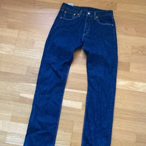 Levis 501 storlek 28/32 - Som nya inga defekter eller något. Pris kan diskuteras mvh