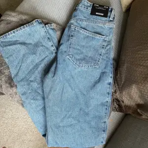 Raka jeans från weekday i modellen ”rowe” i färgen ”sky blue”. Helt nya med prislapp kvar. Nypris 590kr. Storlek 26/32, för referens är jag  168 