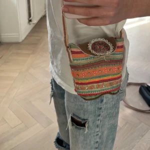 Strandväska - En liten strandväska i olika material så fin och cool, perfekt till stranden för mindre saker! 