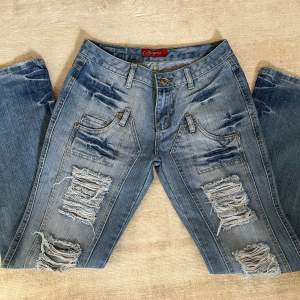 Coola lågmidjade bootcut jeans med hål. Säljer pga inte kommer till användning. Kom privat för bilder hur de sitter på. Midjemåttet rakt över: 38 cm. Innerbenslängd: 81 cm ❤️❤️