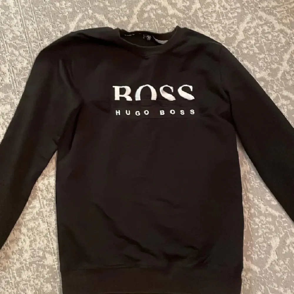 Säljer riktigt fet Hugo Boss tröja till bra pris 🤑Den är i nyskick och färgerna och kvaliteten är dunder💯💯Äkta o har Scan😌😌 Skriv Vid minsta Tanke👊👊👊👊 Kolla#KNOGENS för mera👊. Tröjor & Koftor.