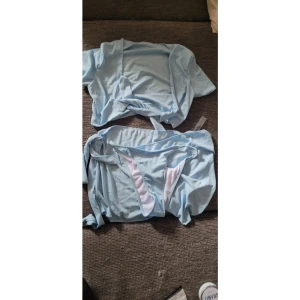 Strandset bikini - Oanvänt strandset. Trosa, överdel och kjol som knyts