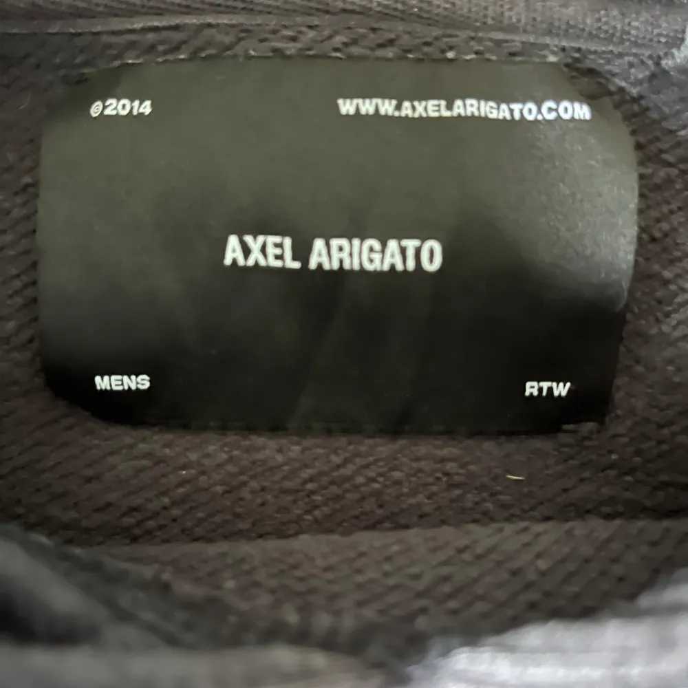 Axel arigato hoodie sparsamt använd för inte riktigt passar min stil och börjar bli liten. Ny pris 1600kr. Hupparit & Collegepaidat.