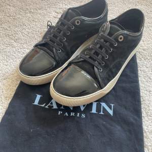 Lanvin Cap Toe i fint men använt skick (finns flaws). Dustbag medföljer. Storlek 44/45 Kan skickas. 