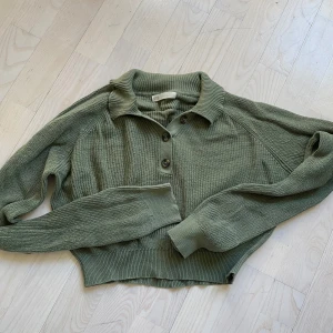 Mörkgrön tröja - Fint skick. Använd några gånger. Skriv om fler bilder!! 