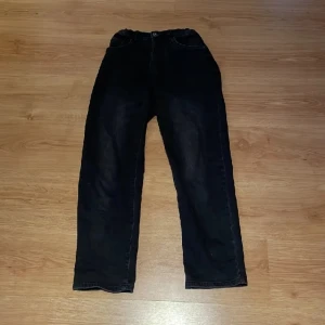 Jeans - Tjena söker du feta byxor!? Då har du kommit rätt! Dessa byxor och massa annat finns hos (elton23) på plick! För mer info skriv till elton! Vill du också bli marknadsförd som (elton23) skriv till mig privat så förklarar jag!