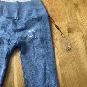 Peach tights  - Oanvända träningstights från Peach i storlek XS🍑Säljer då jag köpte tightsen i två olika färger och missade returtiden! Jättenöjd med mina!😍Ordinarepris:599  