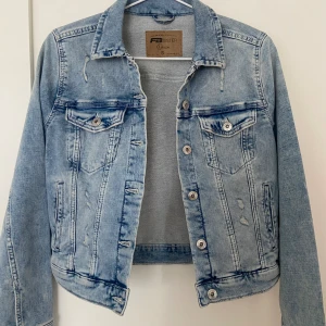 Jeansjacka - perfekt till nu till våren! säljer eftersom den inte kommer till användning💘💘 kom privat för fler bilder eller mått