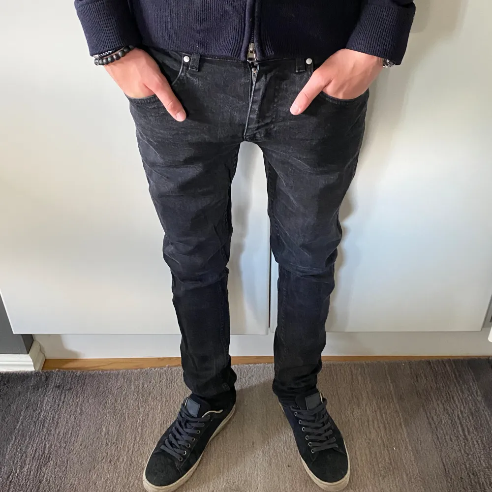 Säljer nu dessa Tiger of Sweden jeans i den fräscha färgen svart. Jeansen är i nyskick. Modellen är ca 180 cm lång.  Hör av er vid frågor elelr funderingar.. Jeans & Byxor.