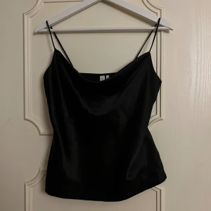 Linne - Väldigt fint linne som bara kommit till användning 1 gång för cirka 2 år sedan. Hör av er vid minsta fundering 💘