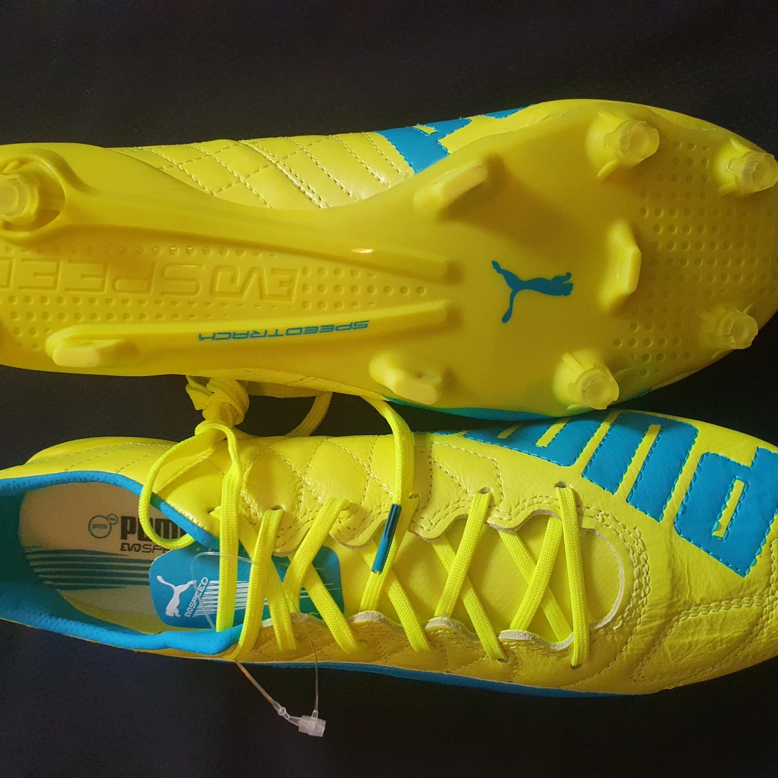 Oanvända nya fotbollsskor  - 93