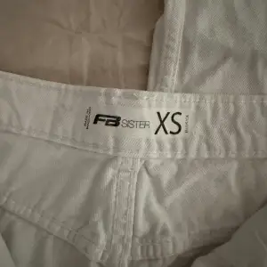 Ett par vita straight jeans i storlek XS från new yorker köptes förra året använda fåtal gånger och säljes ny pga för små:) Köpta för 349:)