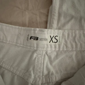 Vita jeans XS - Ett par vita straight jeans i storlek XS från new yorker köptes förra året använda fåtal gånger och säljes ny pga för små:) Köpta för 349:)
