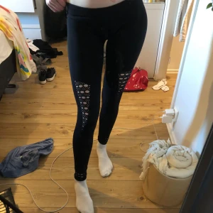 Coola träningsbyxor - Svarta träningstights med asballa detaljer 🩷 stretchiga så passar nog allt från S-L. Aldrig använda