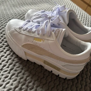  Puma  sneakers white-peyote storlek 37 - Puma sneakers i färgen white-  peyote storlek 37. Använda(se foton)