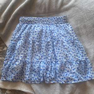 En söt blå kjol i strl xs, köpt på Newyorker förra året, nyskick då endast är provad och är aldrig använd💖