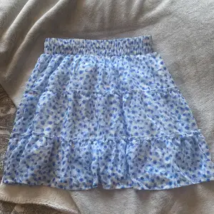 En söt blå kjol i strl xs, köpt på Newyorker förra året, nyskick då endast är provad och är aldrig använd💖