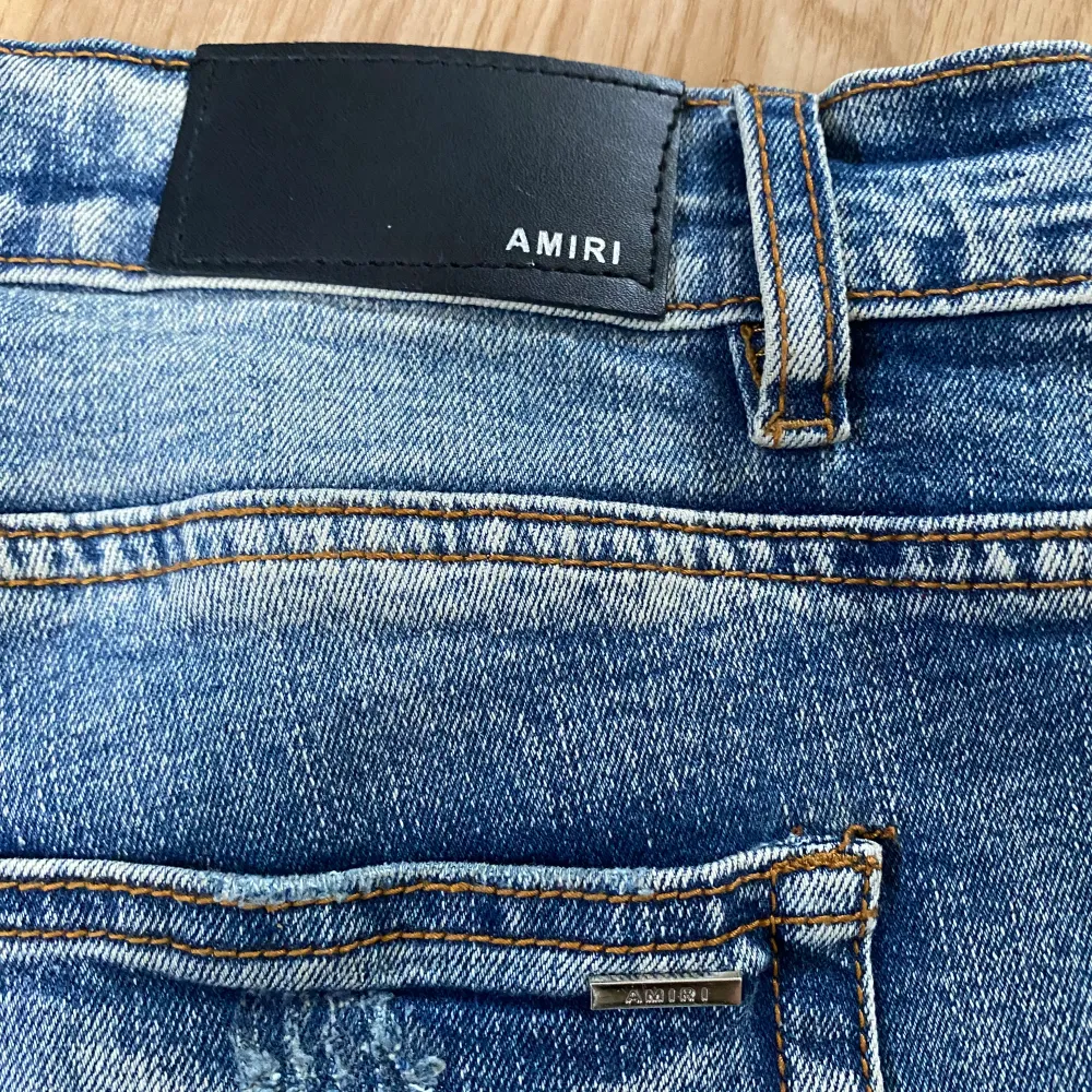Säljer dessa feta AMIRI jeans då dem inte passar mig längre. Skick: lika gott som nytt. Det är bara till att skriva vid funderingar eller liknande . Jeans & Byxor.