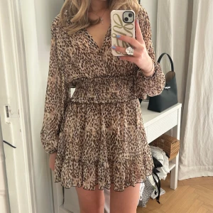 Leopardklänning - Jättefin leopardklänning från zara i storlek S! Superbra skick och knappt använd💕
