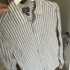 H&m linneskjorta (M)  - Säljer en nästintill oanvänd linneskjorta från h&m som inte kommer till användning. Storlek - M