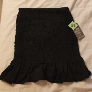 Kjol - Somrig kjol i strl 146/152. Osäker vilket märke, kan vara ullared. Helt oanvänd, då den inte passade💛💛 