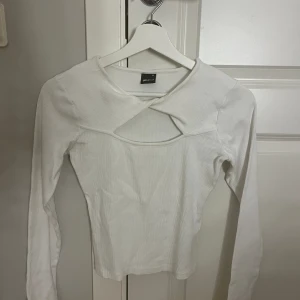 Topp - En jättefin topp från Gina tricot som jag säljer eftersom att den är för liten. Använd några gånger så kan synas på vissa ställen. Pris kan diskuteras💕