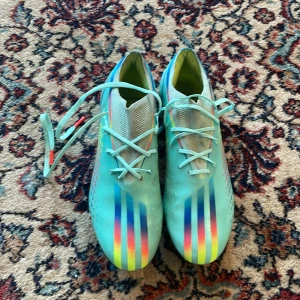 Adidas speedportal fotbollskor strl 42. - Storlek 42, fint skick använda ca 10 ggr. Köpta 3000 nypris. Pris kan diskuteras. 