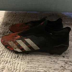 Fotbollskor  - Adidas predator skor riktig sköna skor för foten bra skick storlek 40 och en halv. 