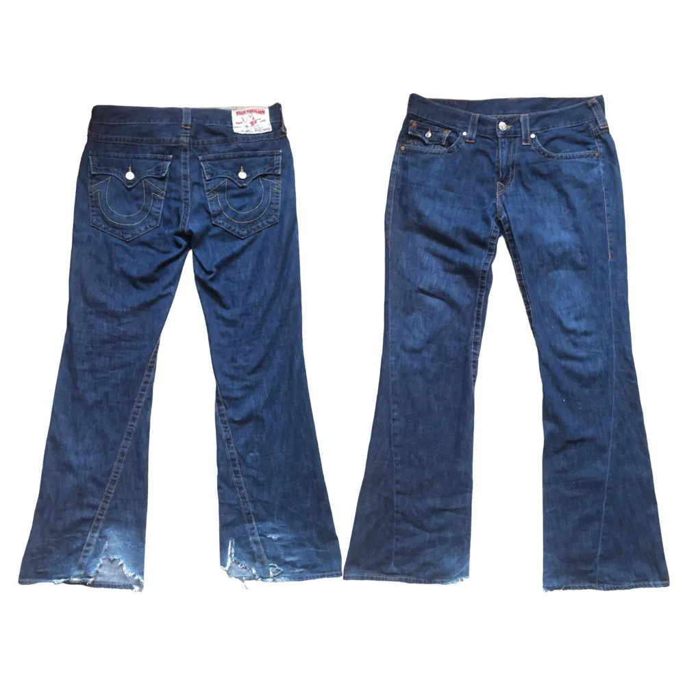 Sjukt snygga Flare Jeans från true religion, dessa e sjuka, ända downside e att de är rätt förstörda i botten, men inget som tar ifrån stilen, annars i relativt bra skick, Modell: Ricky, kom dm för byten och mått 🙌. Jeans & Byxor.