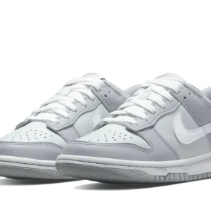 Nike dunk low - Säljer mina Nike dunk low, Toned grey som inte längre kommer till användning. Skorna är i bra skick och kan skicka fler bilder privat, samt äkthetsbevis om man vill det😊 köpta från restocks.net i storlek 38