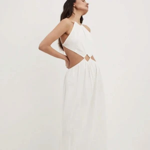 NA-KD x Chloe Schuterman - Säljer samma klänning som på bilderna fast i svart från NA-KD x Chloe Schuterman Storlek 34 