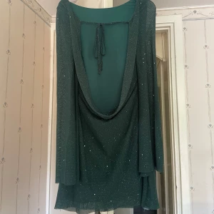 Parthea Grön fest klänning - Säljer den här fina klänningen eftersom den är lite lång på mig som är 158cm