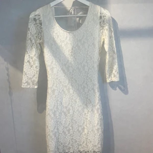Vit spets klänning - Otroligt fin spetsklänning, använd fåtal gånger