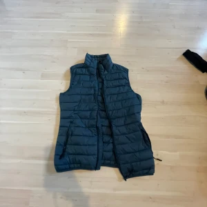 Ridväst - Bra skick, köp för ett halv år sedan, kan användas som vanlig väst, skriv om frågor