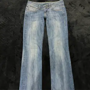 Så snygga blå lågmidjade jeans från Tommy hilfiger i helt utmärkt skick!💞💞Hör av dig om du har frågor eller önskar fler bilder. I byxorna står det W29 och L34! Midjemått: 40  Innerbenslängd: 81