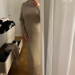 stickad klänning - beige stickad klänning med polokrage🌸🩷använd fåtal gånger den är lång