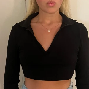 svart topp - svart tog från zara, använd 2 gånger, slutsåld💞