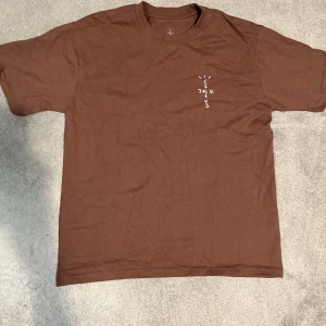 Travis scott cactus jack tshirt - Tshirt från travis scott/cactus jack i färgen brun. Storleken är M. Säljer den då den inte passar mig. Har endast använt den en enda gång. Original pris 60$. Pm för mer info och bilder
