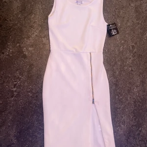 Vit klänning  - Säljer denna klänning då den är för liten, köpte en för liten storlek och aldrig använt. Prislappen är kvar.