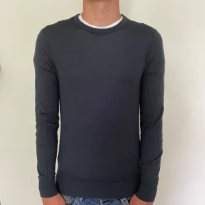 Tiger of Sweden tröja - Skick 10/10 använd 2 gånger Hör av dig vid några funderingar. Färgen på tröjan är mörkblå grå // Liam