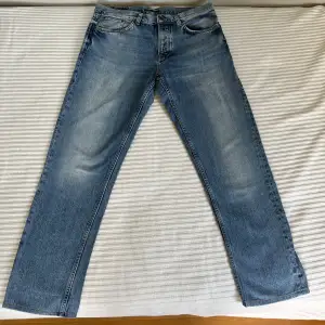 Ett par trevliga jeans för sommaren. Dessa jeans säljs eftersom de är för stora för mig. Skicket på dessa är 9 av 10. Innerbenslängden är 76cm och måttet på midjan är 90cm. 