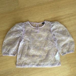 Gina tricot- Blus - Superfin Lila blus från Gina tricot i Storleken 38. Helt nytt skick, aldrig använd. 💜