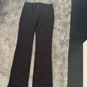 Kostymbyxor  - Säljer dessa populära kostymbyxorna från Lykeo, fick hem dom för ca 1 vecka sen men storleken passade inte mig, endast testade så i nyskick, stl S längd tall, passar mig i längden som är 1,68