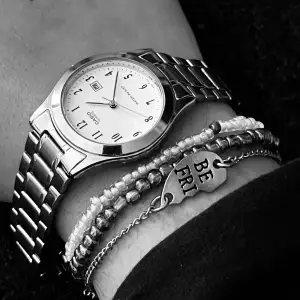 säljer min casio klocka, nästan oanvänd, inga defekter/fläckar, säljer de den inte kommer till användning längre, jätte jätte cool! passar både killar och tjejer! 🍾