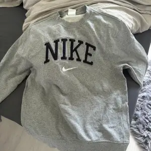 En Nike tröja i storlek S som jag säljer pga att jag inte använder den för att den blivit för liten, den är superfin och inga fel på den